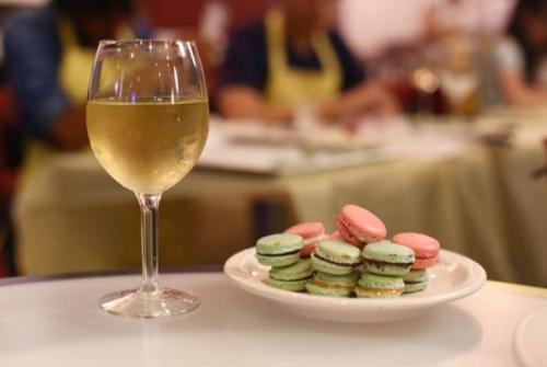 Wine & macaroon.jpg_1579011185